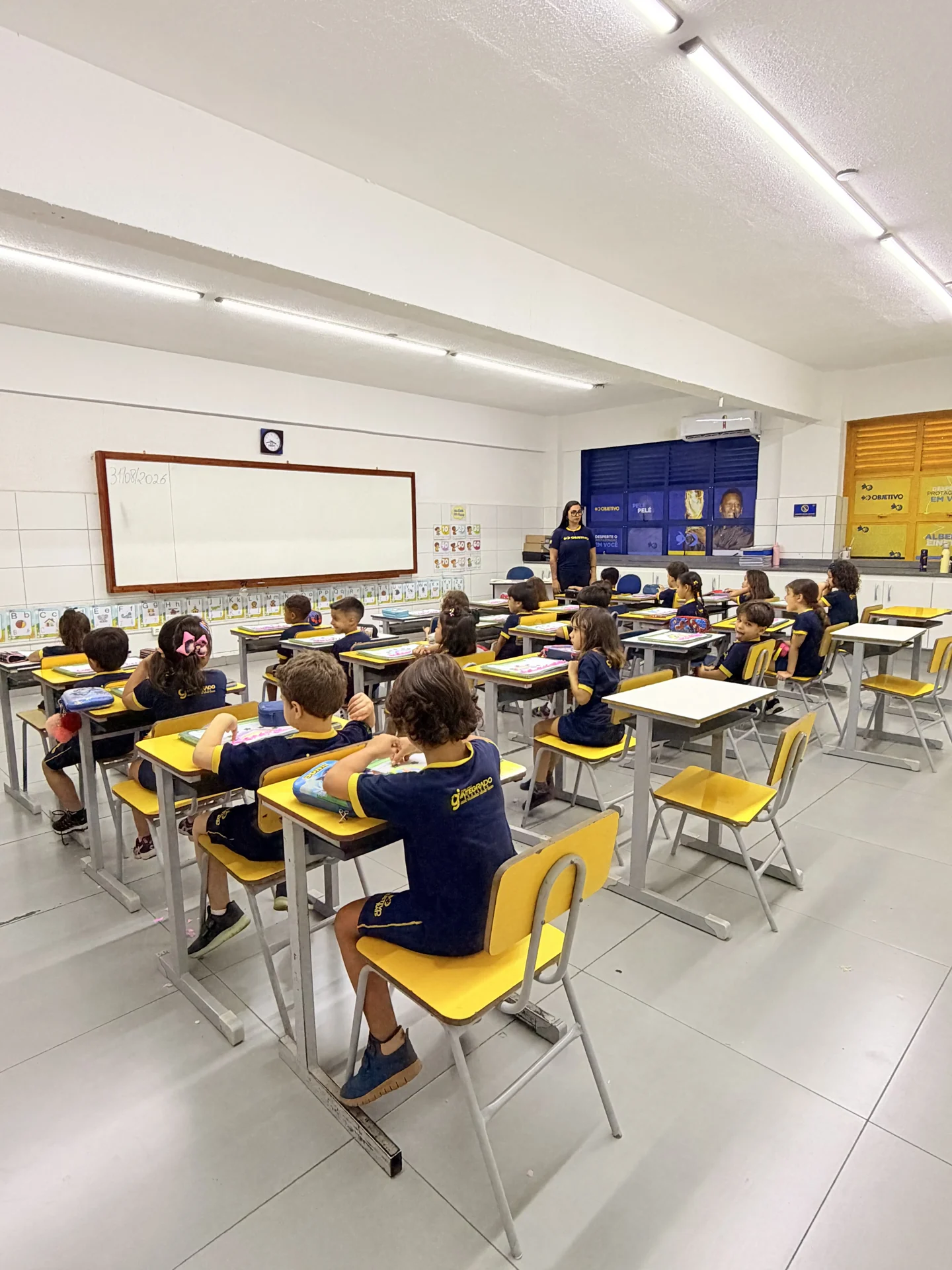 Crianças em sala de aula no Objetivo Kids