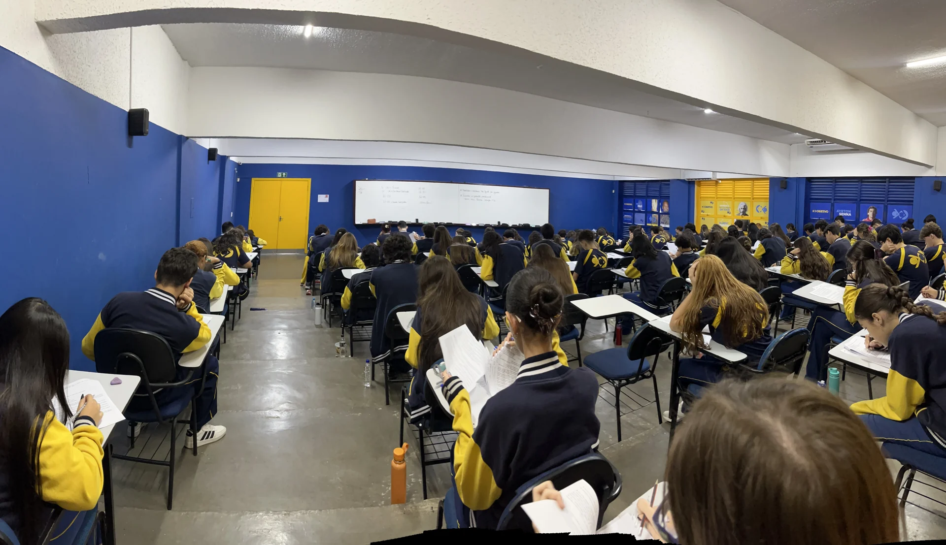 Estudantes do Ensino Médio em aula no Objetivo Uberaba